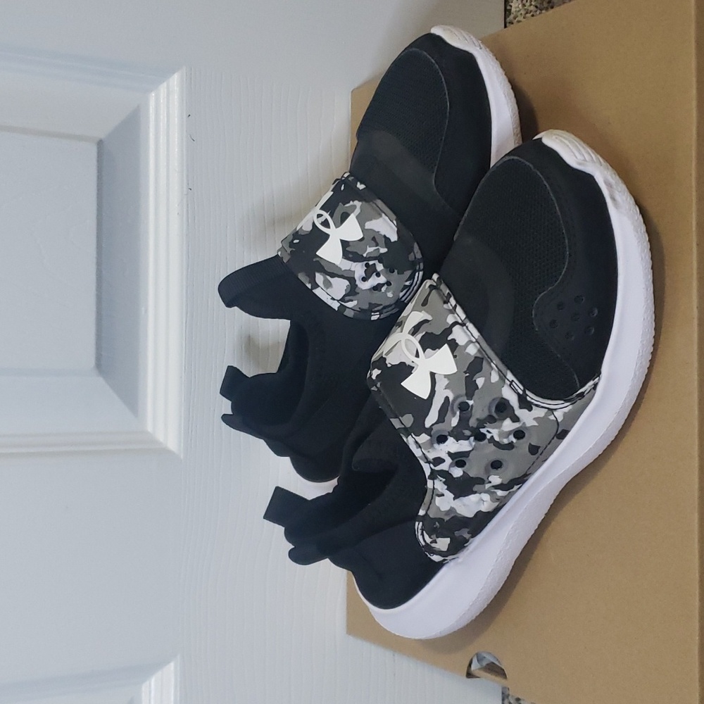 Under Armour Boys Shoes Size 4Y Camo